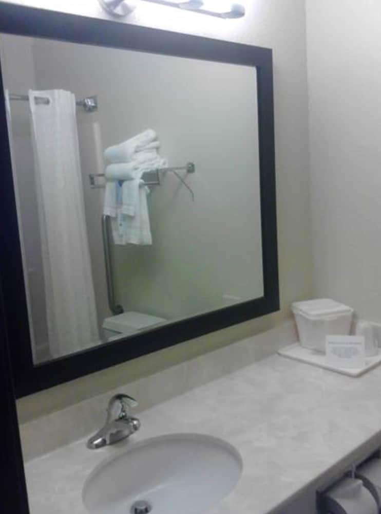 Quality Inn & Suites Des Moines Airport Ngoại thất bức ảnh