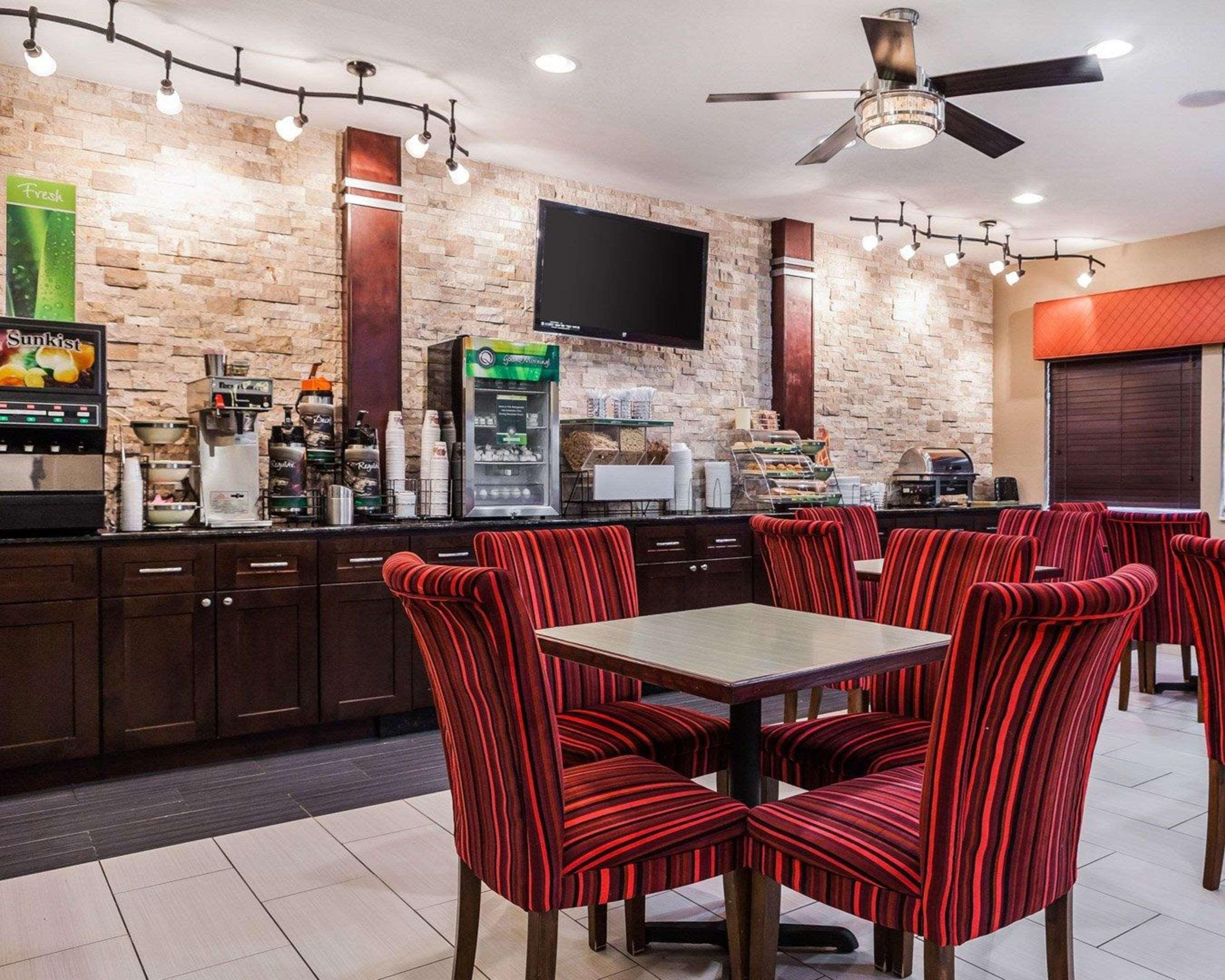 Quality Inn & Suites Des Moines Airport Ngoại thất bức ảnh